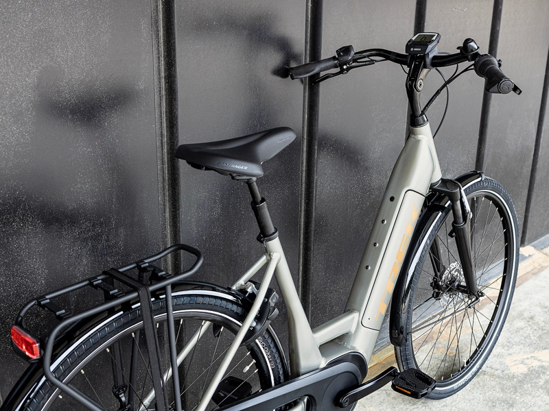 2022 Trek District+ 8 Lowstep eHybrid Bike in Quicksilver-11